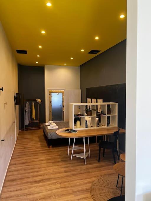 Modern Lux Apartment Downtown 罗希姆诺 外观 照片